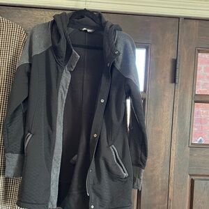 NORTH FACE LARGE WOMEN’SBlack and Gray Hooded Jacket